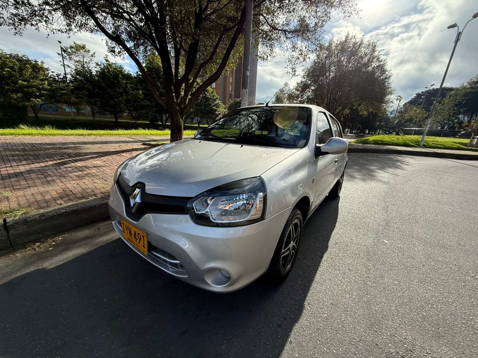 Renault Clio 2017 gris plata 49000 km