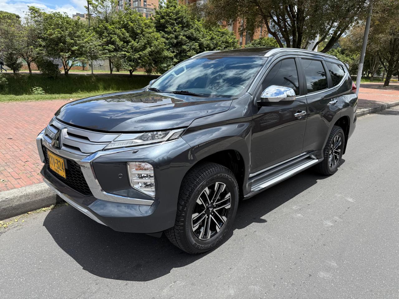 Camioneta Mitsubishi Montero Sport Takai 2022 4x4 gasolina color gris en concesionario Autos Metromovil Bogotá