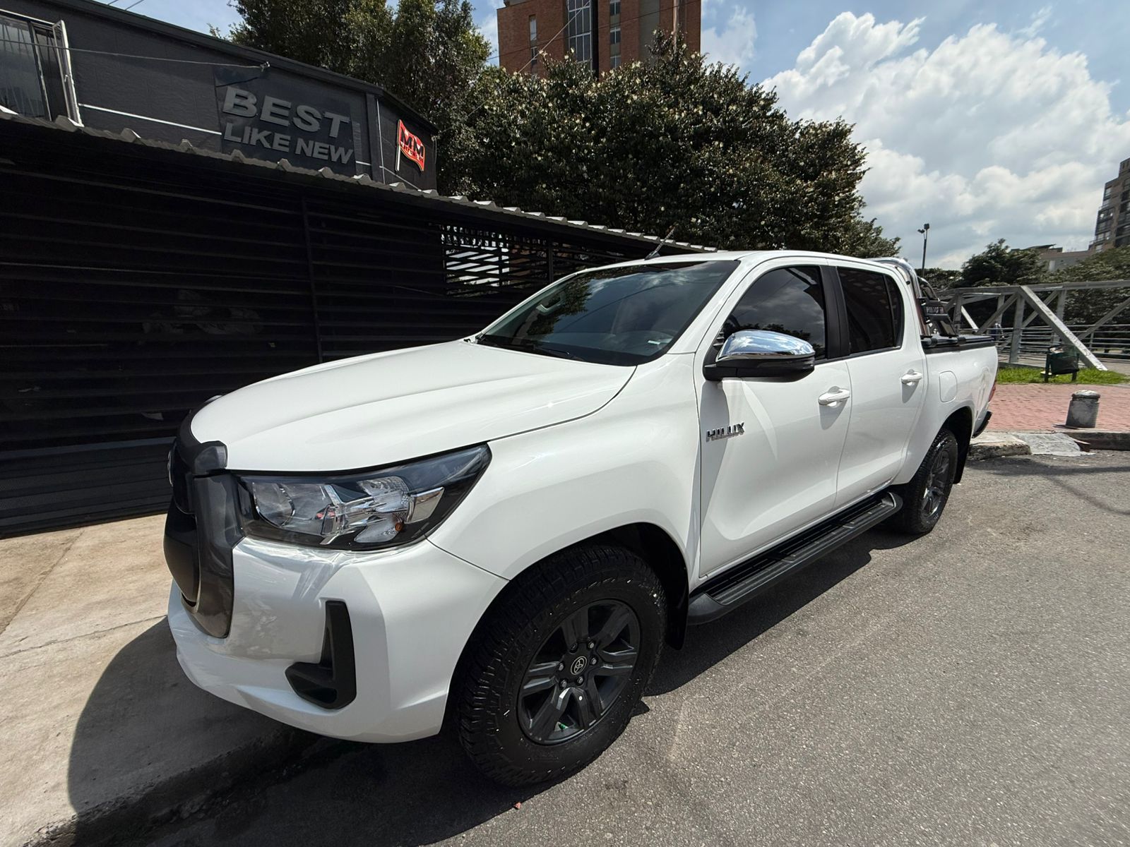 Camioneta Toyota Hilux 2023 Diesel 4x4 blanca usada en venta por Autos Metromovil Bogotá
