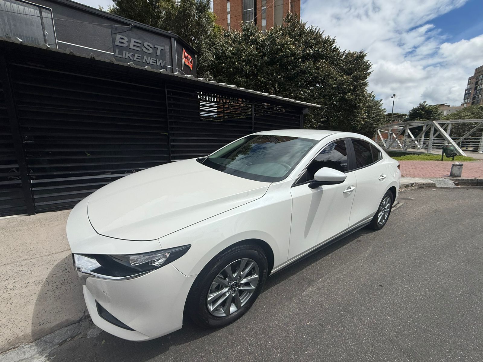Mazda-3-Touring-2024-Blanco-Perlado-frontal-Autos-Metromovil