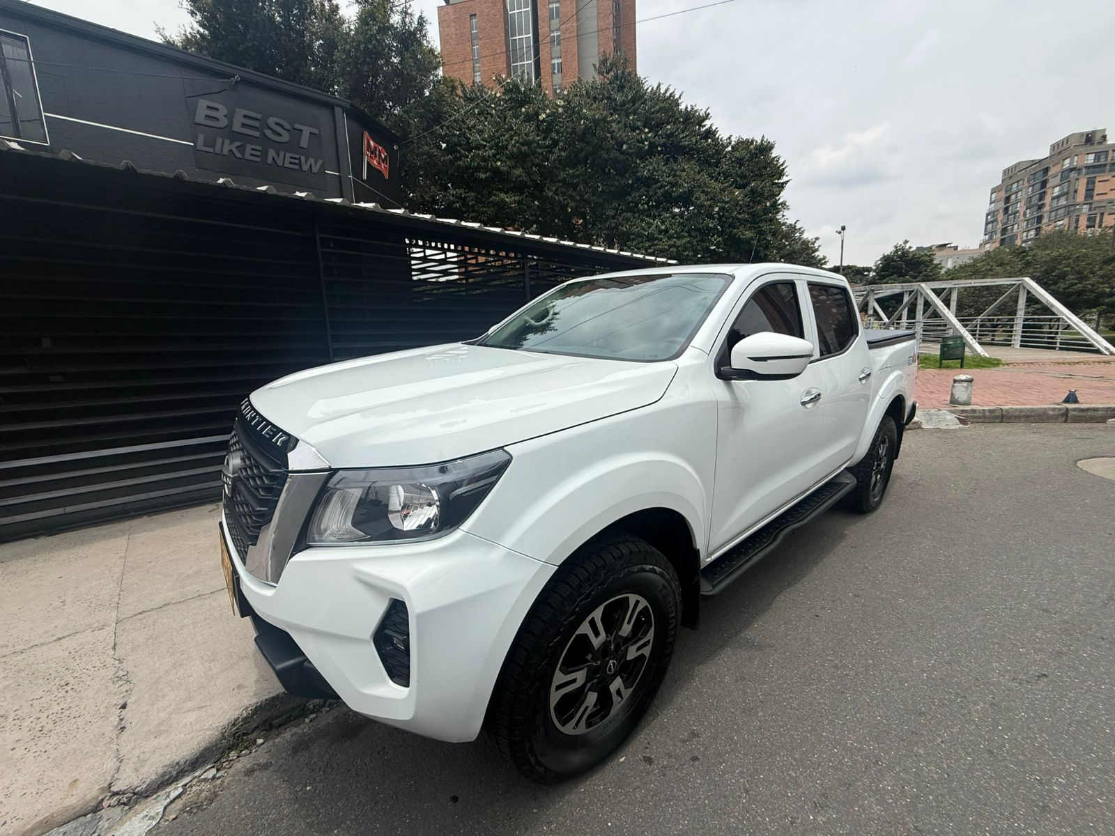 Nissan Frontier NP300 4x4 Diesel 2019 blanca frontal - Autos Metromovil Bogotá