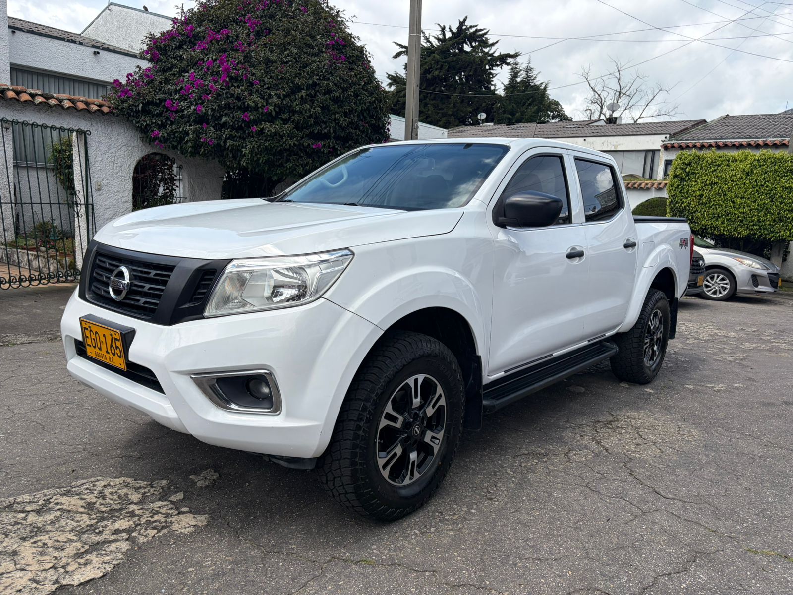 Nissan Frontier NP300 2019 Diesel 4x4 blanca en Bogotá - Autos MetroMovil