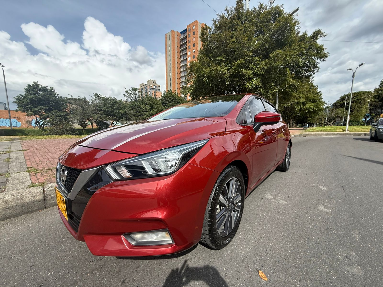 Nissan Versa Advance 2022 usado rojo en Bogotá Autos MetroMóvil