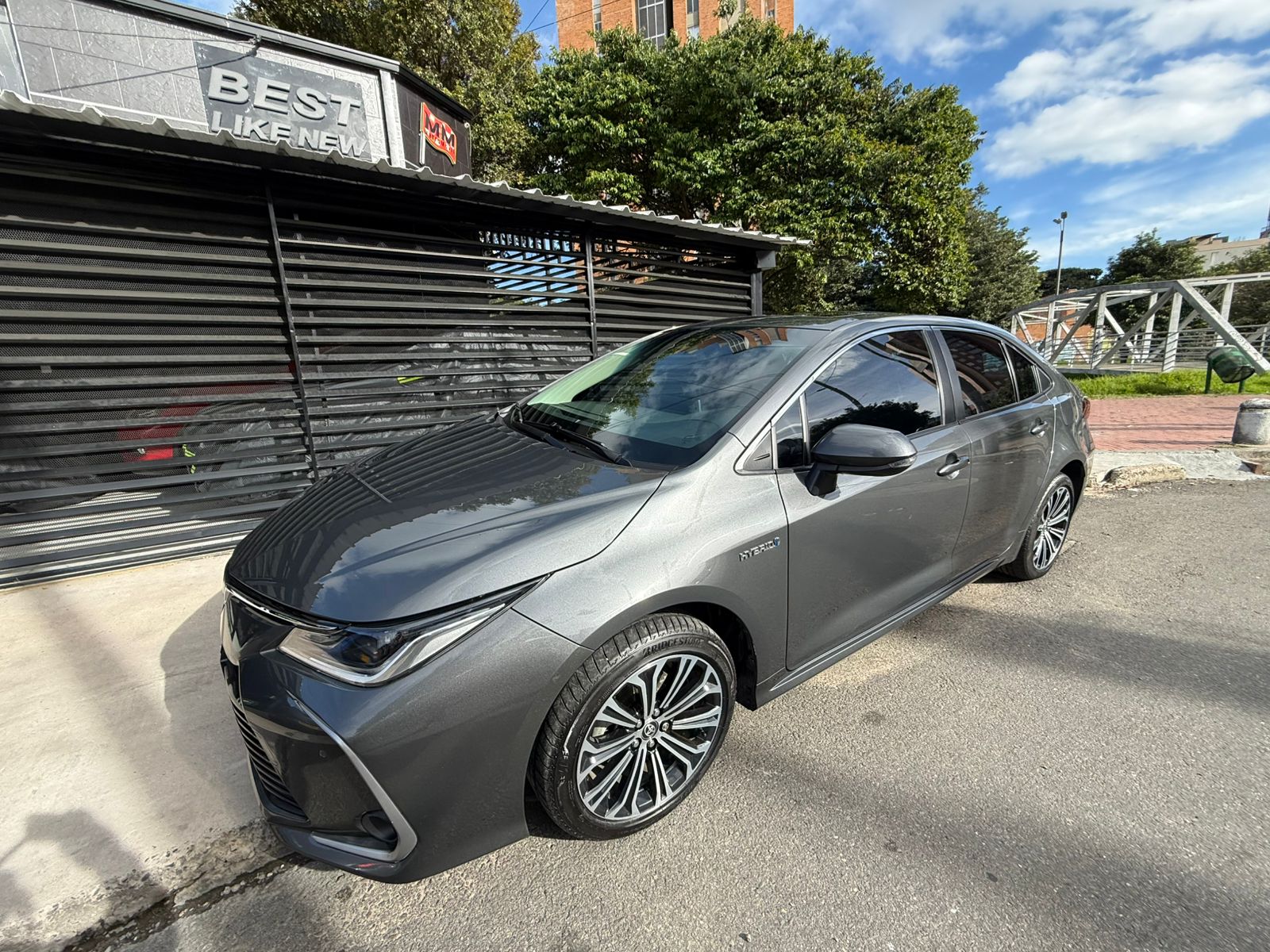 Toyota Corolla SEG Hybrid modelo 2023 color gris disponible en Autos MetroMóvil Bogota